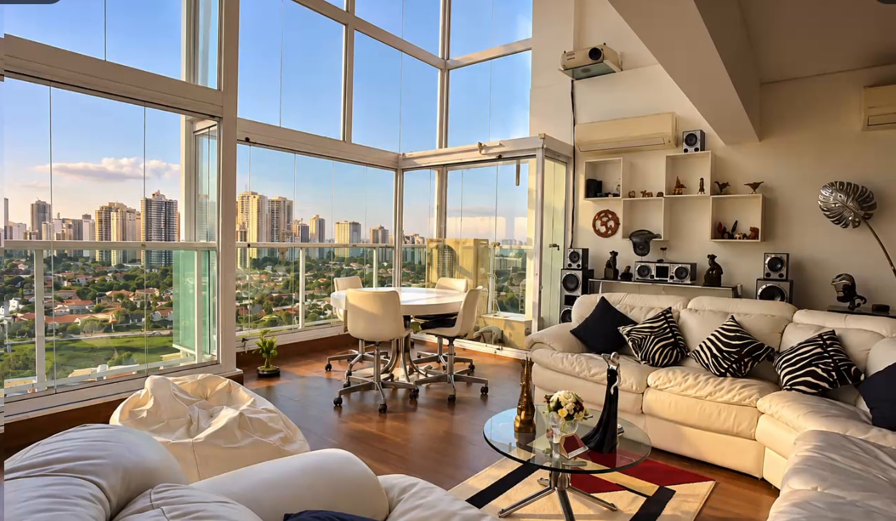 Sala de estar com vista para a cidade, foto original